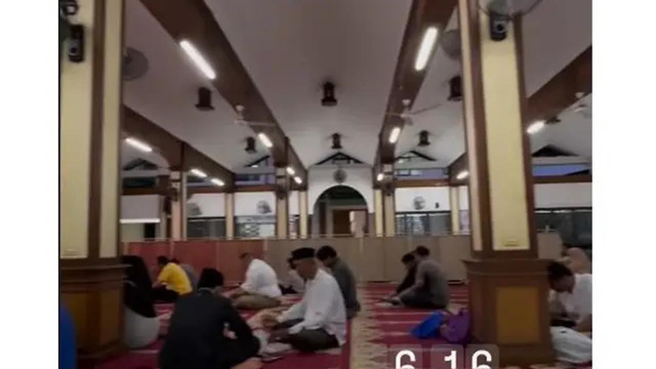 6 Potret Ayana Moon Jalani Ramadan di Indonesia, Jajan Cilok hingga Tarawih