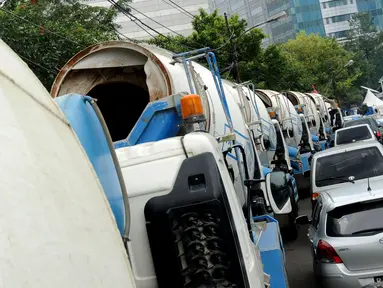 Rabu (19/03/14) KPK menyita 8 unit truk pengaduk semen milik Tubagus Chaeri Wardhana alias Wawan. (Liputan6.com/Helmi Fithriansyah)
