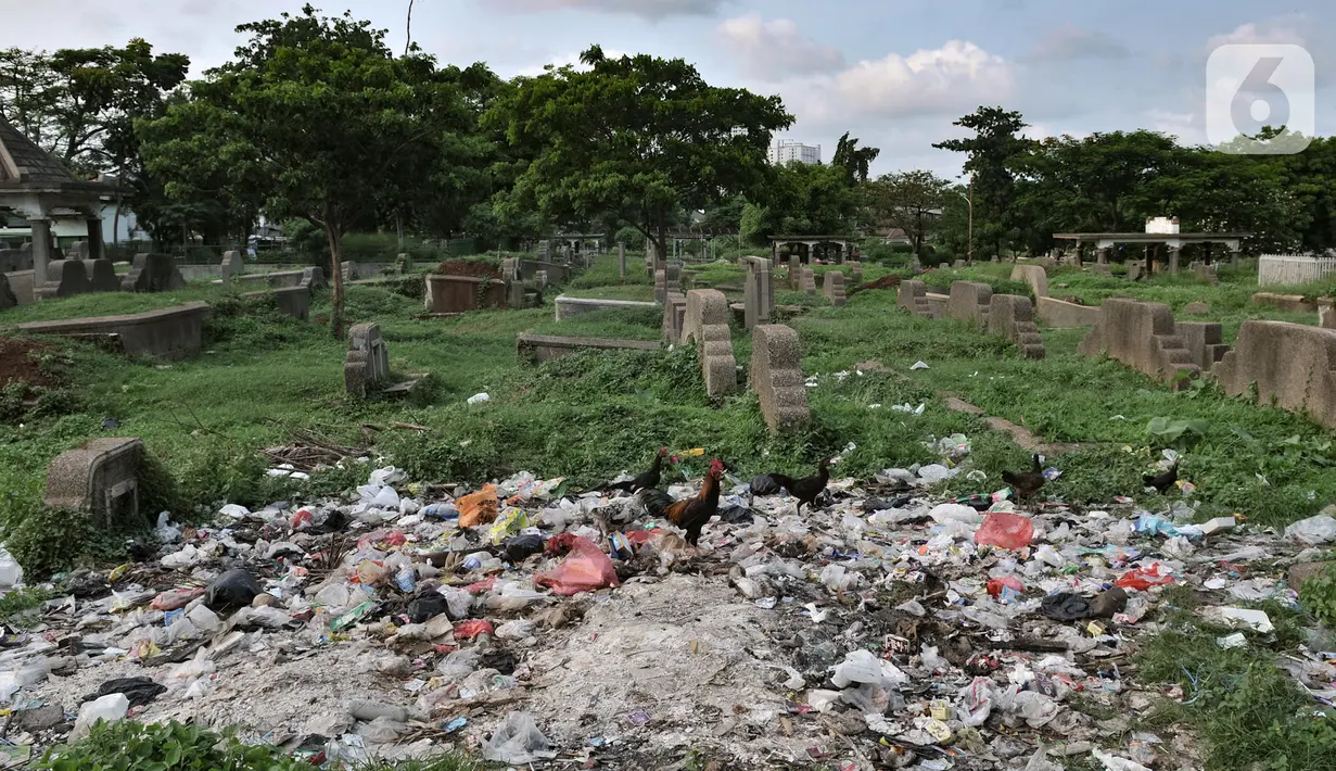 Sampah yang dibuang oleh warga setempat mengotori makam warga keturunan China di TPU Kebon Nanas, Jakarta, Selasa (21/1/2020). Ratusan kuburan yang sudah ada sejak puluhan tahun lalu tersebut perlahan tergeser oleh kuburan warga setempat karena keterbatasan lahan. (merdeka.com/Iqbal Nugroho)