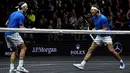 Ekspresi Roger Federer (kiri) dan Rafael Nadal dari tim Eropa usai mengalahkan tim Dunia, Sam Querrey dan Jack Sock pada turnamen tenis Laver Cup di O2 Arena, Praha, Republik Ceska, (24/9/2017). Tim Eropa menang 15-9 atas tim Dunia. (AFP/Michal Cizek)