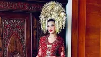 Sheila Dara kenakan kain songket (Instagram/veraanggraini_kebaya)