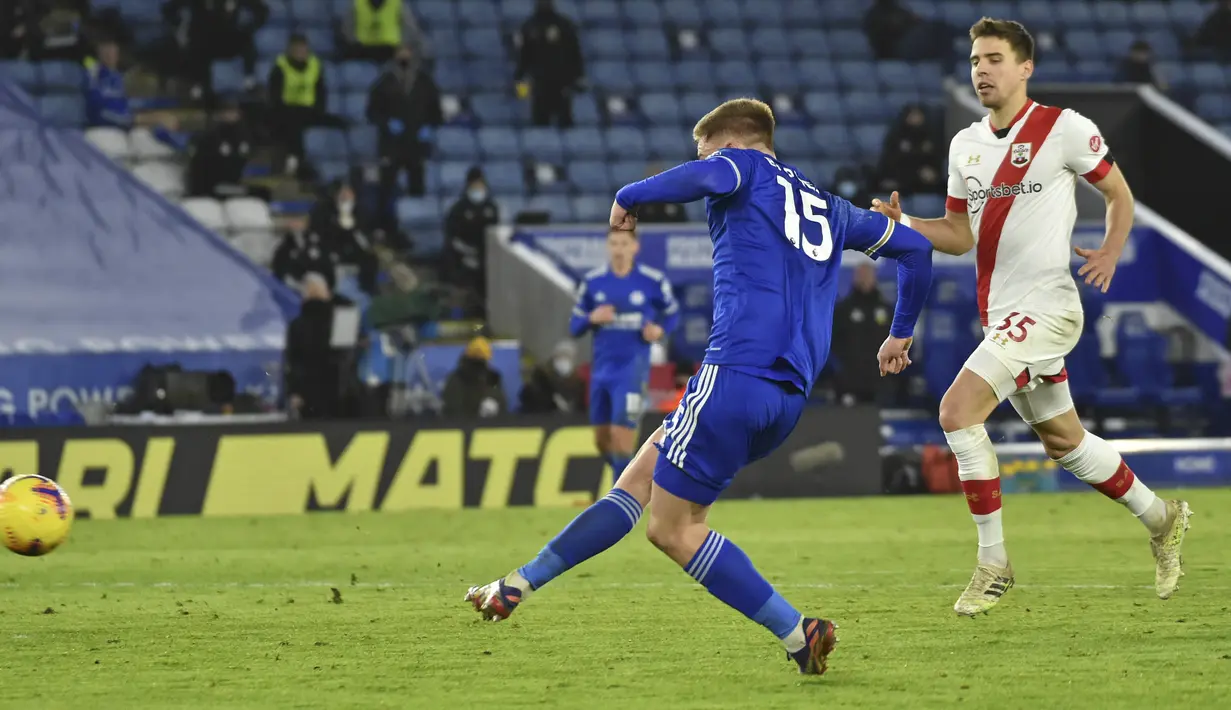 Gelandang Leicester City, Harvey Barnes mencetak gol kedua untuk timnya ke gawang Southampton pada pekan ke-19 Liga Inggris di King Power Stadium, Minggu (17/1/2021) dini hari WIB.  Leicester City menang 2-0, sekaligus menggeser Liverpool dari urutan kedua klasemen. (AP Photo / Rui Vieira, Pool)