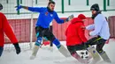 Seorang pemain menendang bola saat pertandingan persahabatan antara wartawan dan mahasiswa asing di lapangan bersalju di Nizhny Novgorod, Rusia, Minggu (21/1). Pertandingan digelar dalam menyambut Piala Dunia 2018 di Rusia. (AFP PHOTO/Mladen ANTONOV)