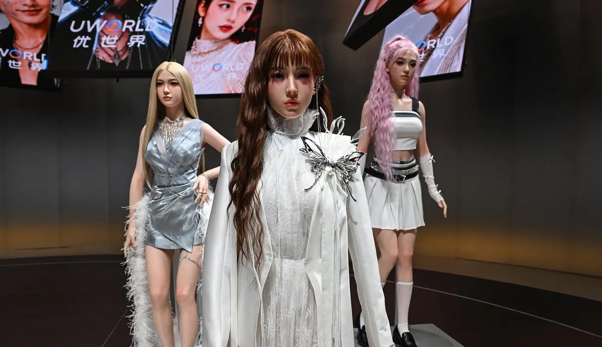 Robot humanoid dipamerkan  saat peluncuran robot humanoid U1 yang diproduksi oleh UWORLD, sebuah merek di bawah UBTECH Robotics, di Shenzhen, provinsi Guangdong, Tiongkok, Selasa (30/06/2026). (AFP/ Adek Berry)