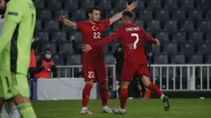 Gelandang Turki, Cengiz Under (kanan) berselebrasi dengan rekannya  Kaan Kayhan usai mencetak gol ke gawang Rusia pada pertandingan UEFA Nations League di Stadion Sukru Saracoglu, Istanbul, Minggu (15/11/2020). Turki menang tipis atas Rusia 3-2. (AP Photo)