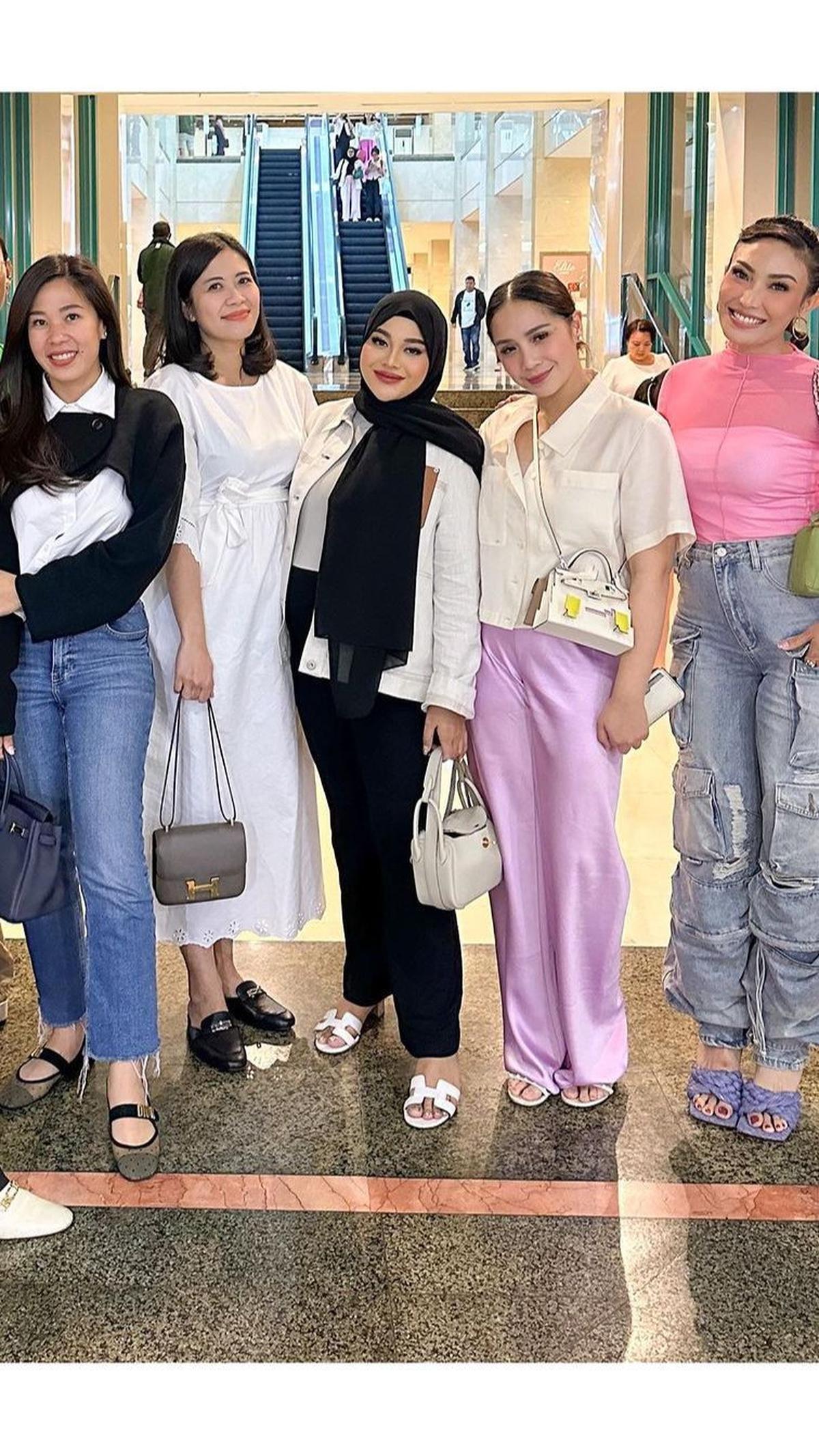 Saat kumpul arisan bareng geng cendol, istri Raffi Ahmad itu mengenakan tas Hermes. Tak main-main, harga tas slempang kecil Nagita sangat fantastis.