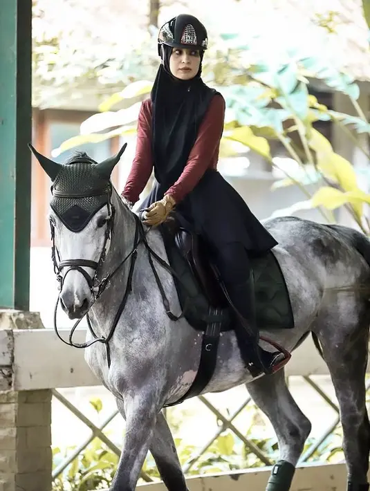 <p>Bintang sinetron yang beberapa tahun belakangan ini fokus bisnis itu menceritakan kejadian Shireen saat jatuh dari kuda barunya. Menurut pria tiga orang anak itu, Shireen jatuh saat pertama naik kuda baru yang datang dari Belanda. [Instagram/shireensungkar]</p>