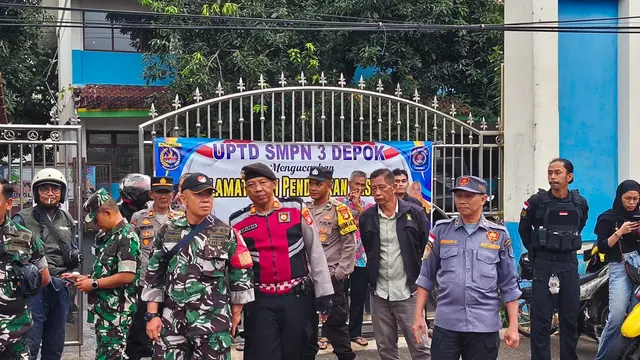 Sejumlah alumni SMPN 3 Depok menggelar aksi di depan sekolah menuntut pengusutan oknum guru melakukan pelecehan terhadap siswinya.