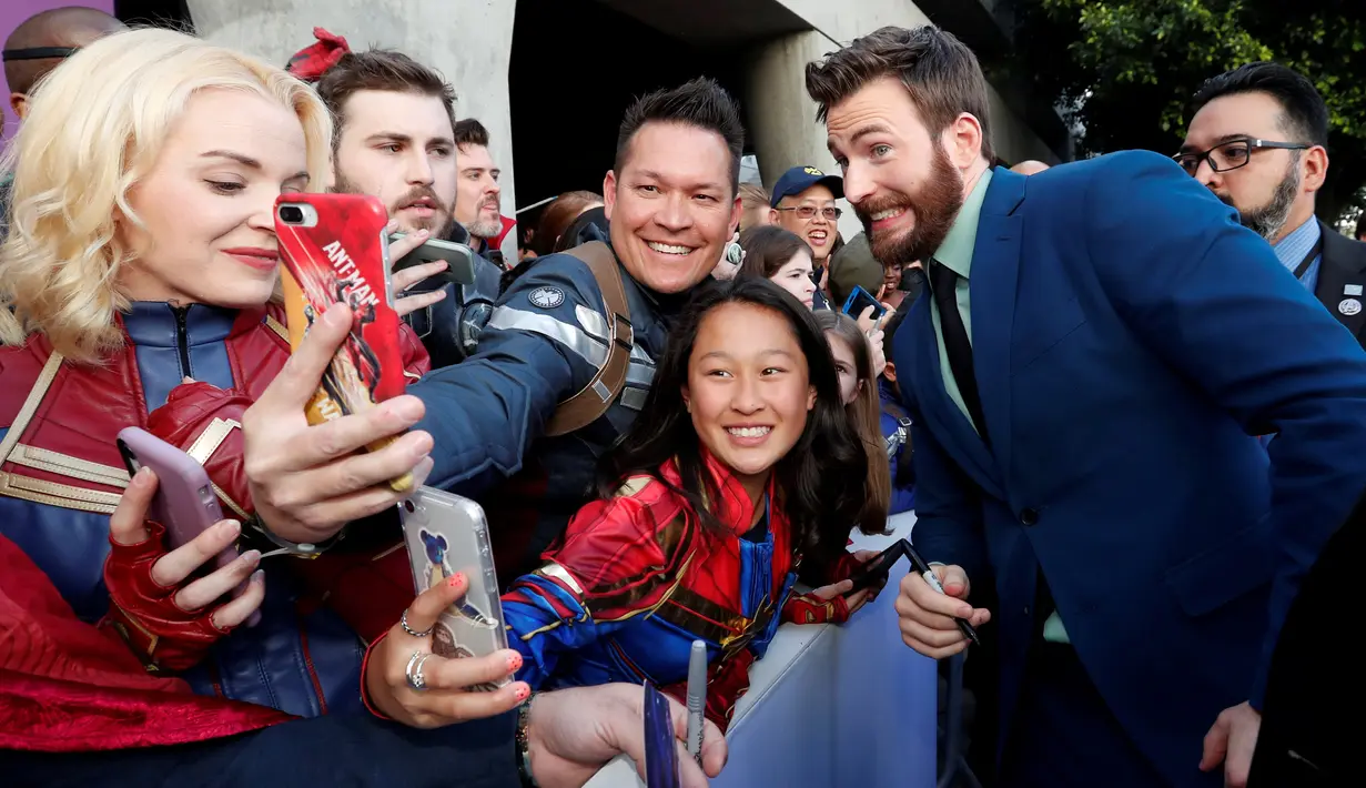 Pemeran Captain America, Chris Evans berswafoto dengan penggemar setibanya pada world premiere film Avengers: Endgame di Los Angeles, California, Selasa (23/4). Avengers: Endgame akan tayang mulai 26 April di Amerika dan 24 April besok di Indonesia. (Chris Pizzello/Invision/AP)