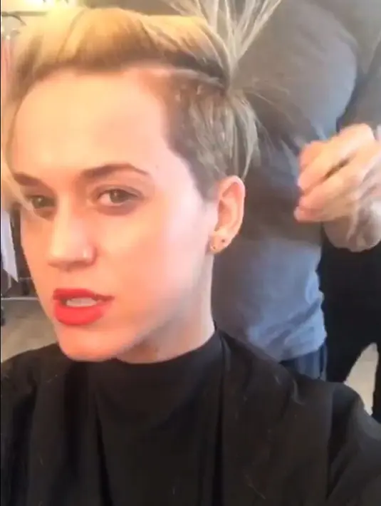 Kabarnya Katy mengubah gaya potongan rambutnya dari bob panjang menjadi pixie cut atau bondol. Rumornya Katy memotong rambutnya seperti itu lantaran terinspirasi dari Michelle Williams. (doc.dailymail.com)