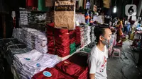 Penjual seragam sekolah menunggu pembeli di kawasan Pasar Jatinegara, Jakarta, Selasa (30/6/2020). Sejumlah pedagang di tempat itu mengeluhkan omset penjualan seragam sekolah yang menurun hingga 90 persen akibat sepi pembeli dan anjuran belajar di rumah saat  COVID-19. (Liputan6.com/Faizal Fanani)