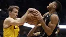 Pemain Milwaukee Bucks, Giannis Antetokounmpo dilanggar pemain Cleveland Cavaliers, Mike Dunleavy pada laga NBA di BMO Harris Bradley Center, (20/12/2016). Cavs menang 114-108.  (AP/Morry Gash)