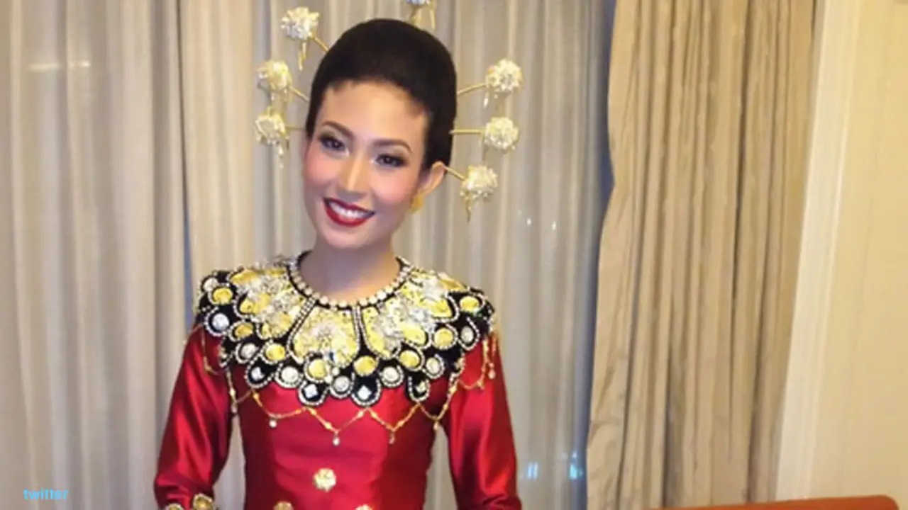 ayu-dewi---adat-130506b.jpg