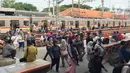 Penumpang berlalu-lalang di peron Stasiun Manggarai, Jakarta, Jumat (20/12/2019). Total jumlah penumpang hingga Oktober 2019 sudah mencapai 81,13 persen dari target tahunan sebanyak 343,5 juta orang. (Liputan6.com/Immanuel Antonius)