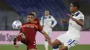 Penyerang AS Roma, Carles Perez mengontrol bola dari kawalan penyerang AS Roma, Luis Muriel pada pertandingan lanjutan Liga Serie A Italia di Stadion Olimpiade Roma, Italia, Jumat (23/4/2021). Dengan hasil ini, Roma masih tercecer di peringkat 7 dengan 55 poin. (AP Photo/Alessandra Tarantino)