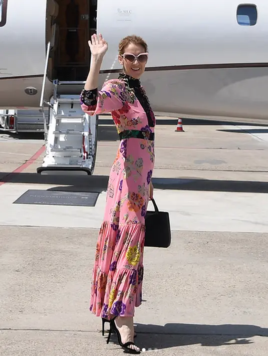 Tersiar kabar, Pepe Muñoz sangat mengagumi Celine. Bahkan beberapa waktu lalu ia sempat melemparkan pujian pada wanita cantik ini. Pepe mengatakan telah merasa nyaman menjadi bagian tim Celine. (Instagram/celinedion)