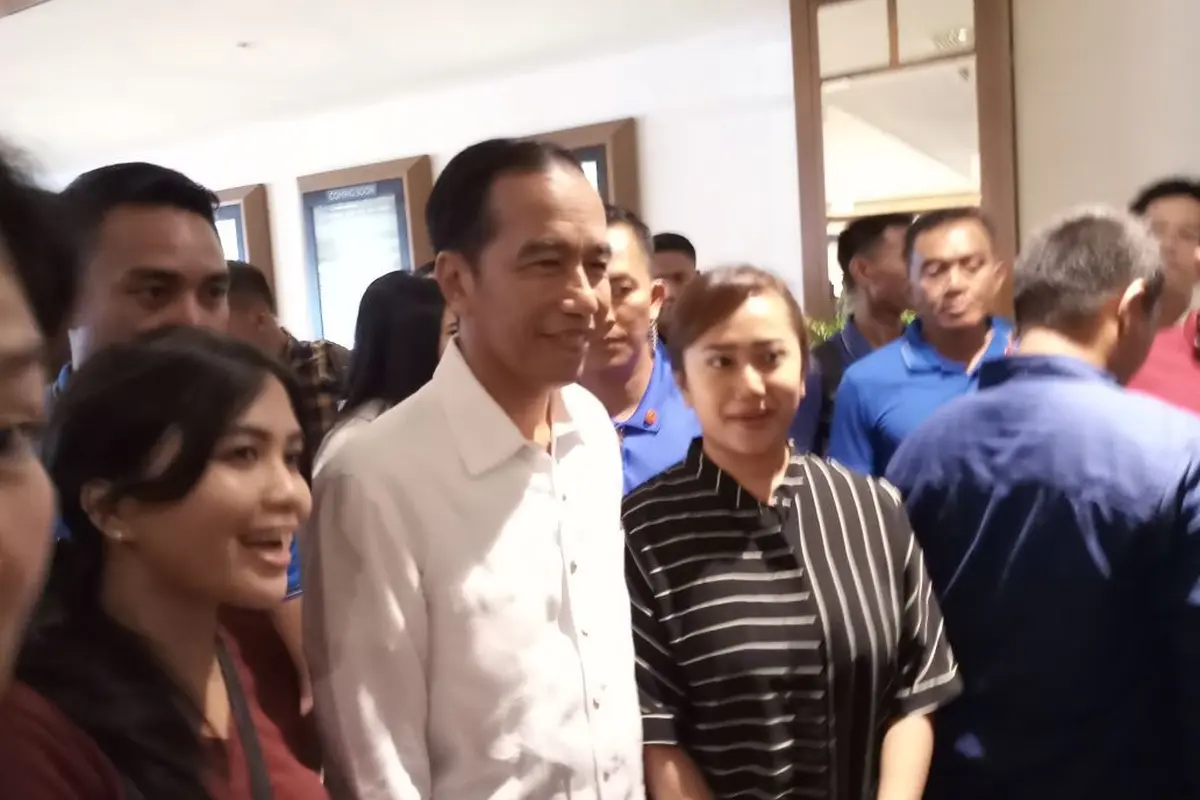 Jokowi menonton Film Dilan 1990