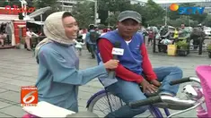Pengunjung bisa meminjam buku-buku sejarah hingga menikmati musisi jalanan di Kota Tua.