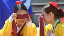 Dua gadis Korea Selatan berbincang saat upacara Coming of Age Day di desa Hanan Namsan di Seoul (21/5). Coming of age day atau Hari Kedewasaan dirayakan pada minggu ketiga bulan Mei. (AFP Photo/Jung Yeon-je)