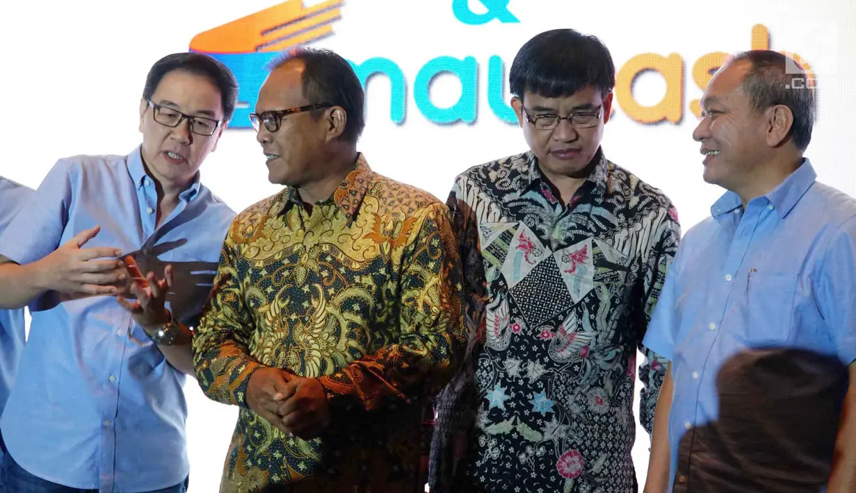 Presdir Astra International Tbk, Prijono Sugiarto (kiri), Kepala Departemen Industri Keuangan Non Bank OJK, Bambang W Budiawan (kedua kanan) saat pembentukan perusahaan fintech,PT Astra WDA di Jakarta, Rabu (5/9). (Liputan6.com/HO/Eko)