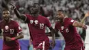 Pemain Qatar, Almoez Ali (tengah) melakukan selebrasi setelah mencetak gol kemenangan timnya ke gawang iran pada laga semifinal Piala Asia 2023 di Al Thumama Stadium, Doha, Qatar, Rabu (07/02/2024). (AP Photo/Thanassis Stavrakis)