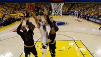 Pemain Golden State Warriors, Stephen Curry berusaha memasukan bola ke dalam ring saat pertadingan gim kelima Final NBA 2017 di Oakland, California (12/6). Dalam pertandingan ini Curry menyumbang 34 poin. (AP Photo/Marcio Jose Sanchez)
