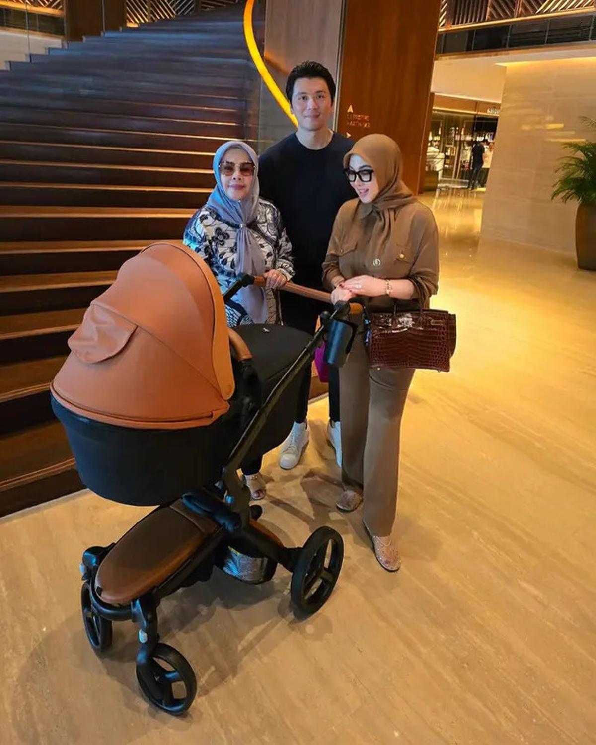 7 Potret Syahrini Ajak Baby R Jalan-Jalan di Singapura, Wajahnya Masih Dirahasiakan
