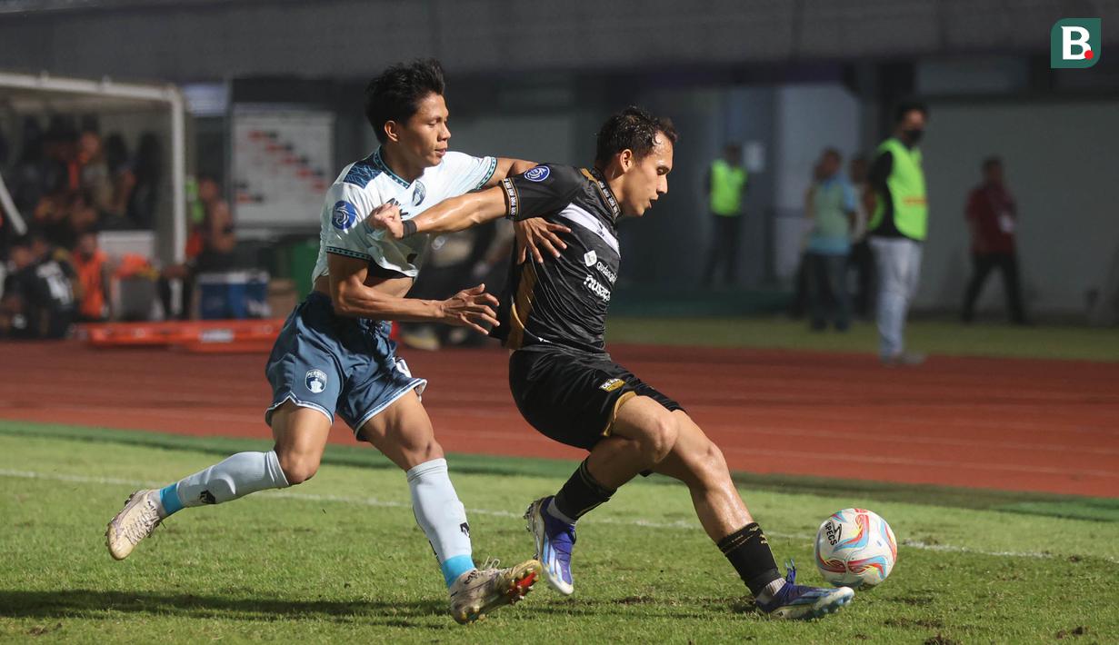 Pemain Dewa United, Egy Maulana Vikri, berebut bola dengan pemain Persita Tangerang pada laga BRI Liga 1 di Stadion Indomilk Arena, Tangerang, Kamis (27/3/2024). (Bola.com/M Iqbal Ichsan)
