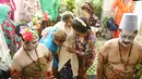 Ardina Rasti tersenyum saat digendong oleh orangtuanya usai prosesi siraman menjelang pernikahannya di kawasan Gunung Putri, Jawa Barat, Jumat (19/1). (Liputan6.com/Herman Zakharia)