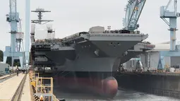 Kapal induk USS Gerald Ford ini dapat membawa sekitar 4400 orang dan 75 pesawat tempur didalamnya. Kapal ini mampu menghasilkan tiga kali lebih banyak daya listrik dari kapal lainya, Kapal ini akan beroperasi pada awal 2016.  (businessinsider.co.id)