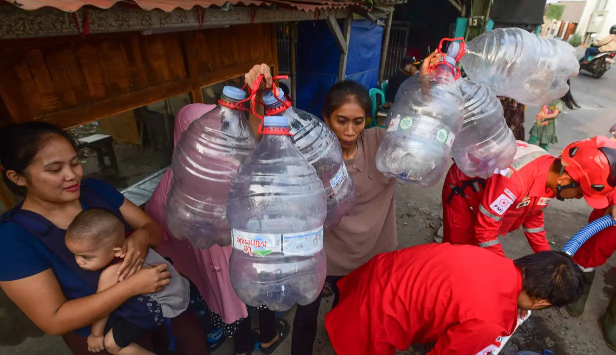 Warga membawa galon air kosong saat petugas Palang Merah Indonesia (PMI) menyalurkan air bersih di RW 08. Cipayung Jaya, Kota Depok, Jawa Barat, Jumat (14/07/2026).