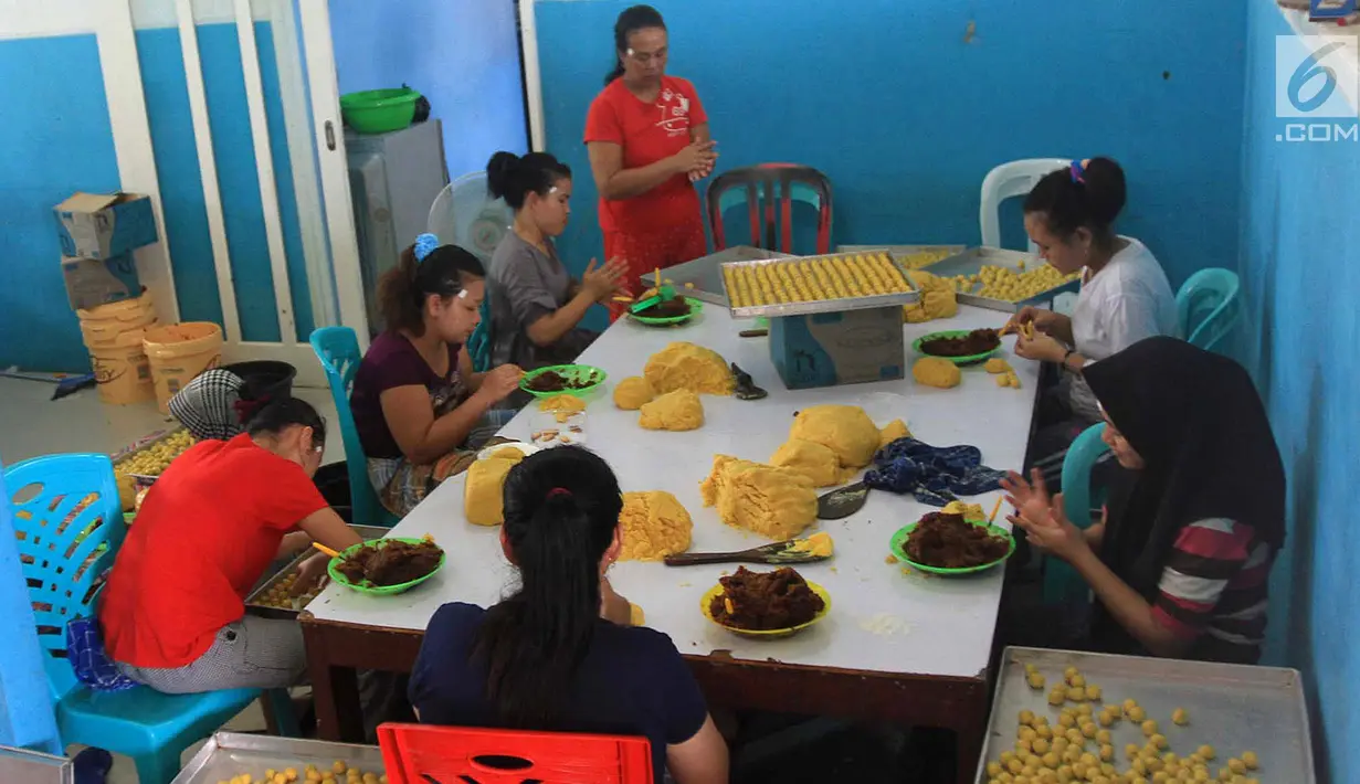 Kesibukan pekerja saat membuat kue kering di industri rumahan yang berada di kawasan Sidamukti, Depok, Jawa Barat, Senin (4/6). Jika di hari biasa permintaan kue kering sebanyak 120 toples kini menjadi 1.200 toples per hari. (Merdeka.com/Arie Basuki)