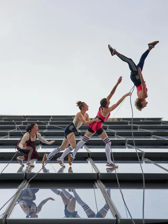 Bukan Runway Biasa, adidas Gelar Fashion Show Vertikal di Jendela Pencakar Langit New York
