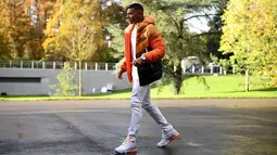 Penyerang Kylian Mbappe tiba di tempat pelatihan tim nasional Prancis Prancis di Clairefontaine en Yvelines (11/11/2019). Kylian Mbappe tampil keren dengan kaos putih dan jaket orange. (AFP Photo/Franck Fife)