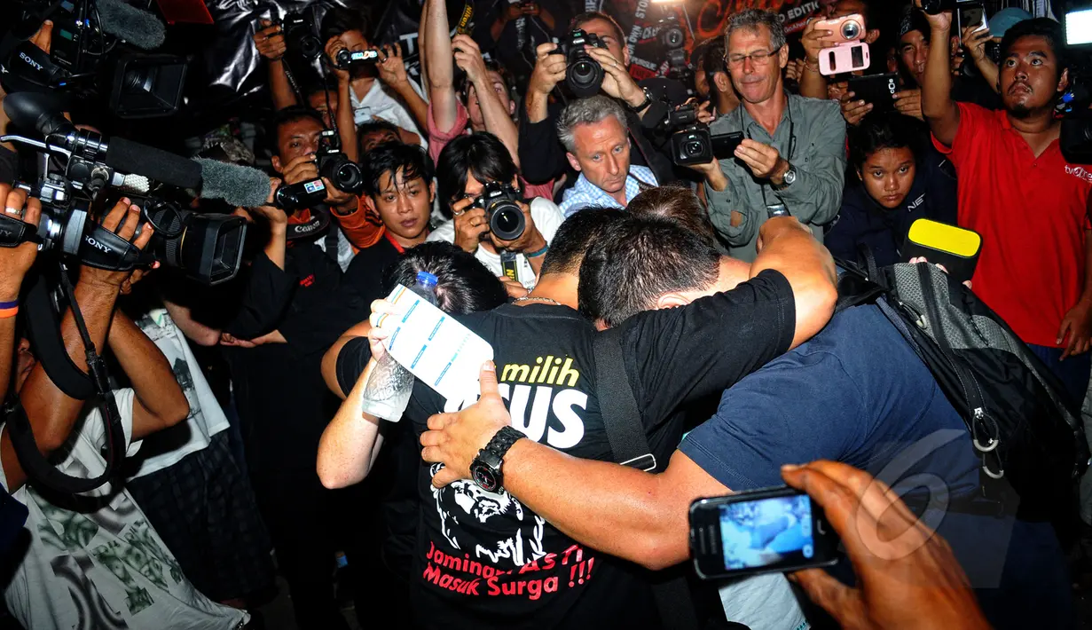 Empat rekan duo Bali Nine, Andrew Chan dan Myuran Sukumaran saling berpelukan dan menangis sembari berdoa pasca-eksekusi mati, di depan pagar Dermaga Wijayapura, Cilacap, Jateng, Rabu (29/4/2015). (Liputan6.com/Yoppy Renato)