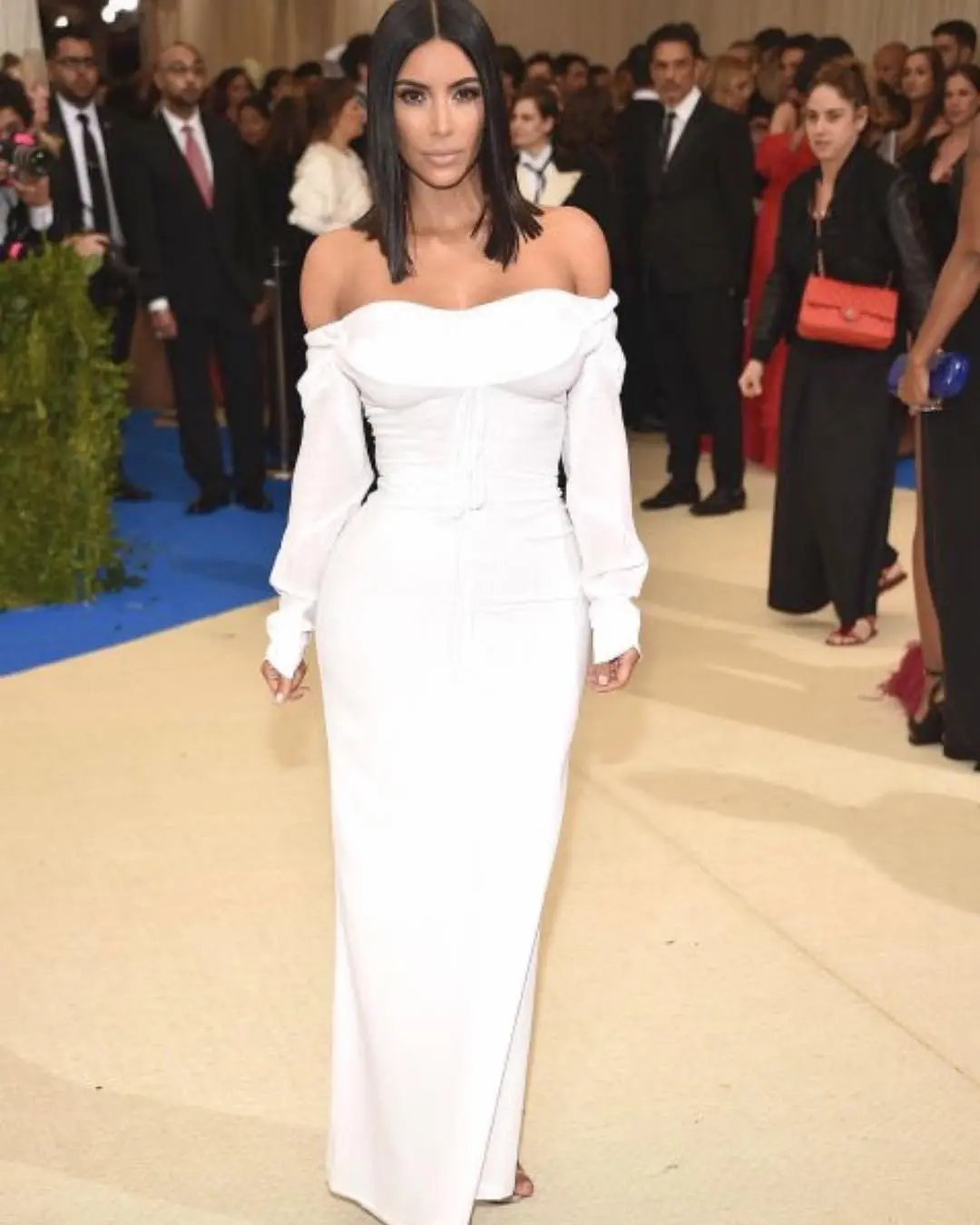 Kim Kadarshian memakai gaun saat menghadiri acara formal. (sumber foto: @kimkadarshian/instagram)
