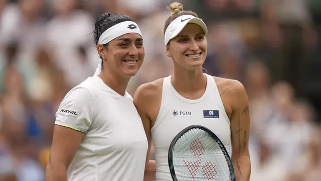 Foto: Taklukkan Ons Jabuer di Final Wimbledon 2023, Marketa Vondrousova Jadi Pemain Non-Unggulan Pertama yang Sabet Gelar Juara