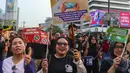 Saat sosialisasi, peserta juga membawa pamflet yang menghimbau warga untuk mengawasi setiap tahapan Pilkada Serentak 2024. (merdeka.com/Arie Basuki)