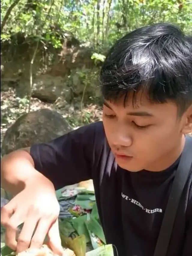Viral pemuda makan sesajen di kuburan, apa hukum makan sesaji dalam perspektif Islam? (Foto: Tangkapan Layar IG @memomedsos)
