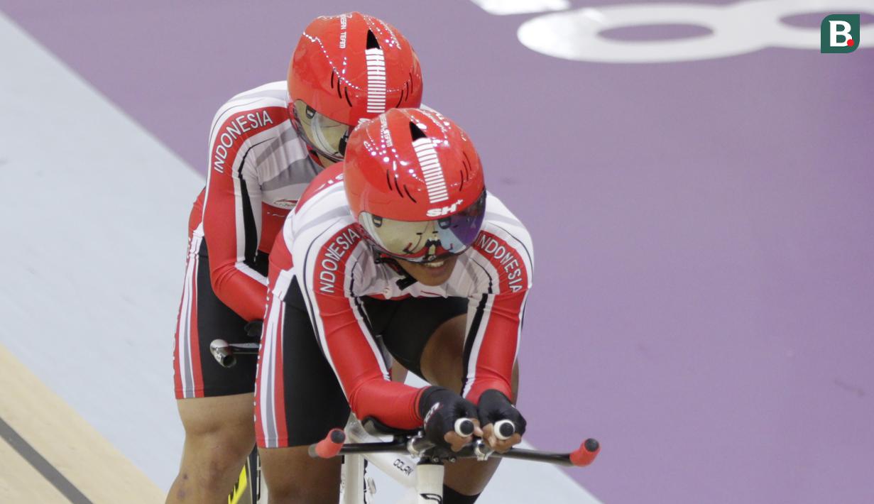 Pebalap sepeda Indonesia, Herman Halawa dan Pradana Diwan, saat beraksi pada Asian Para Games di Velodrome, Jakarta, Kamis (11/10/2018). Pasangan Indonesia ini meraih medali perunggu di nomor trek Individual Pursuit B putra. (Bola.com/M Iqbal Ichsan)