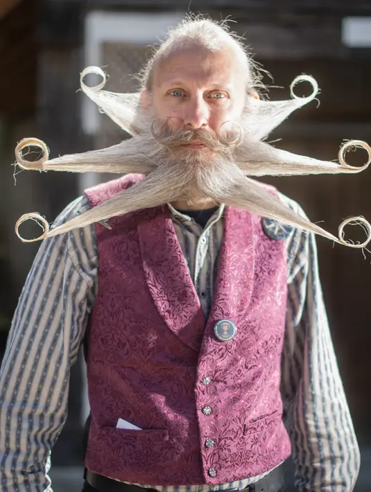 Salah satu peserta memperlihatkan janggut miliknya yang dimodifikasi unik sebelum mengikuti kompetisi janggut dan kumis di Ecomusee d'Alsace, Ungersheim, Prancis, 30 Maret 2017. (AFP PHOTO/SEBASTIEN BOZON)