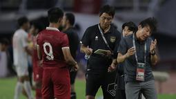 Dirinya juga terlihat ekspresif saat mememberikan instruksi kepada pemain dari pinggir lapangan. Itu dilakukan agar pemain yang tidak mengerti dengan obrolan STY yang memakai bahasa Korea Selatan menjadi mengerti dengan melihat gerak-gerik gestur bagian tubuhnya. (Bola.com/Ikhwan Yanuar)
