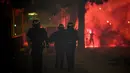 Polisi anti huru-hara Prancis saat bentrok dengan suporter PSG di sekitar stadion Parc des Princes pada 23 Agustus 2020, setelah pertandingan  final Liga Champions antara PSG dan Bayern Munchen dimainkan di Luz stadion di Lisbon. (Alain JOCARD / AFP)