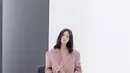 Padu padan yang tak kalah menarik dari Song Hye Kyo. Ia mengenakan set oversized blazer dan celana panjangnya berwarna merah muda dengan sneakers. [Foto: Instagram/kyo1122]