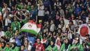 Para suporter Iran dan Jepang mendukung negaranya pada final Asian Para Games di Hall A Senayan, Jakarta, Sabtu (13/10). Iran menang 68-66 atas Jepang. (Bola.com/Vitalis Yogi Trisna)
