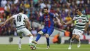 Striker Barcelona, Lionel Messi, berusaha melewati pemain Eibar, Anaitz Arbilla dan Dani Garcia pada pekan terakhir La Liga di Camp Nou, Minggu (21/5/2017). Barcelona menang 4-2. (EPA/Alenjandro Garcia)