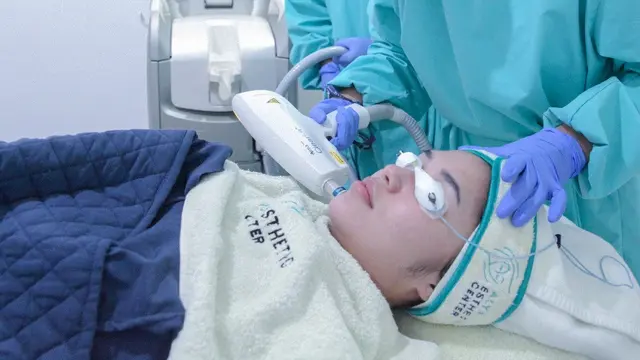 dr. Alya sedang melakukan perawatan laser kepada pasien