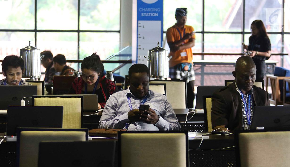 Aktivitas jurnalis berbagai negara saat meliput pertemuan tahunan IMF-Bank Dunia di Nusa Dua, Bali, Senin (8/10). Jumlah peserta pertemuan tahunan ini diperkirakan mencapai 15.000 orang dari 189 negara. (Liputan6.com/Angga Yuniar)