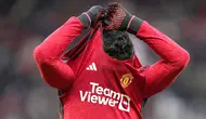 Pemain Manchester United, Casemiro, melepas jersey setelah laga melawan Fulham pada pekan ke-26 Premier League 2023/2024 di Stadion Old Trafford, Sabtu (24/2/2024). MU takluk 1-2. (AP Photo/Dave Thompson)