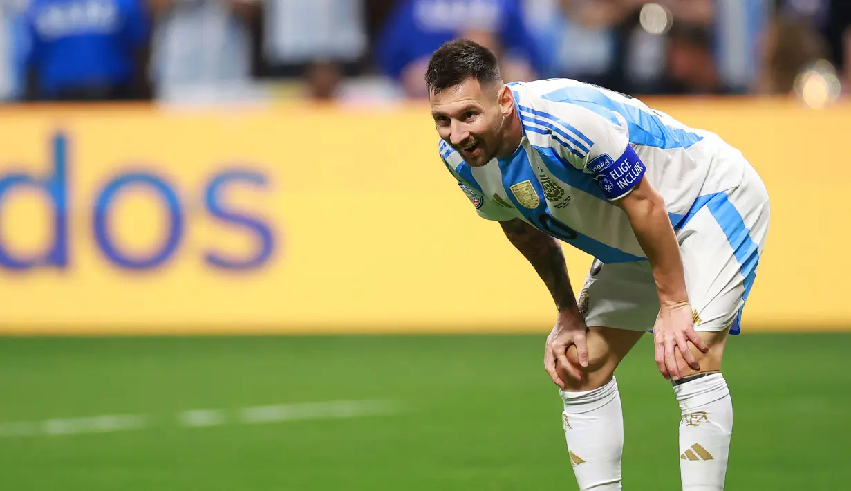 Ekspresi kecewa pemain Argentina, Lionel Messi setelah gagal mencetak gol ke gawang Kanada pada laga Grup A Copa America 2024 di Mercedes-Benz Stadium, Atlanta, Georgia, Jumat (21/06/2024). (AFP/Hector Vivas)